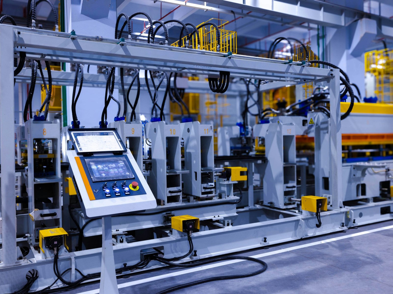 Galpão industrial com estrutura metálica aparente em montagem