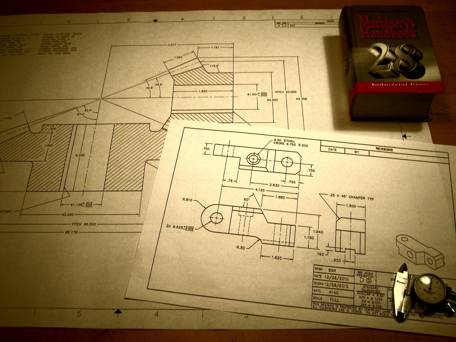 Desenhos técnicos e instrumentos de desenho sobre a mesa de projeto